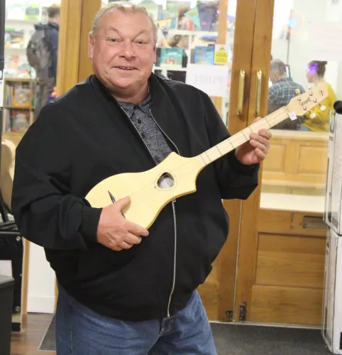 Seagull Dulcimer M4 Mahogany EQ Dulcimer Sarum Guitars & Drums 01