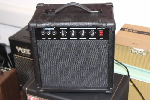 Kinsman 15 Bass Combo Guitar Amp Bass Guitar Amplifier Sarum Guitars & Drums Salisbury Wiltshire 02